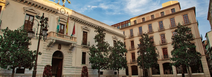 Imagen del Ayuntamiento de Granada desde Plaza del Carmen donde se ve el edificio principal y algunos que lo rodean-granada-marifran-carazo