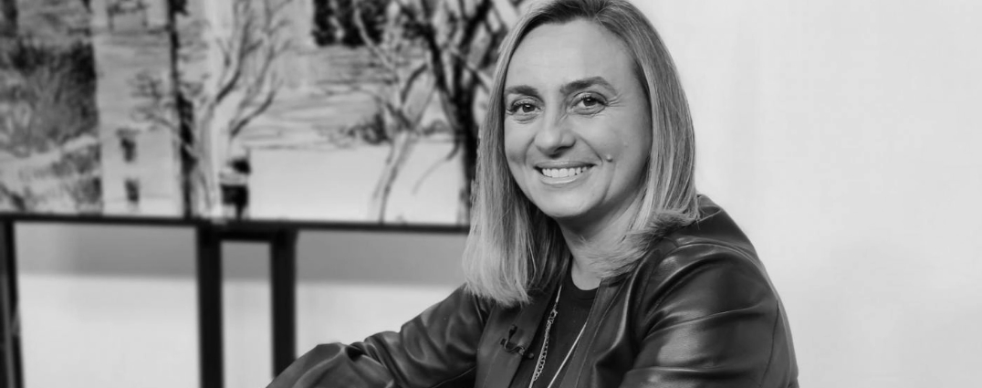 marifran-carazo-alcaldesa en despacho con televisión y granada de fondo mirando a cámara-blanco y negro